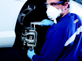 Le diagnostic freinage complète le remplacement du liquide de frein.