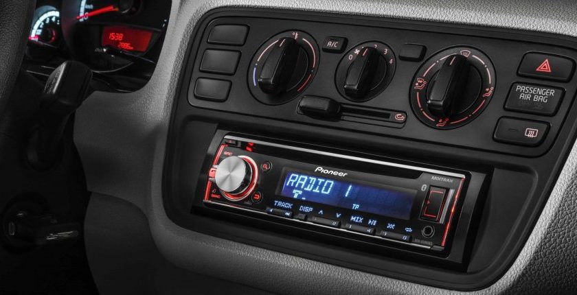 Installation d'un autoradio : les accessoires indispensables