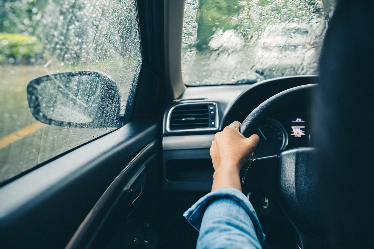 Conduire par temps de pluie sur autoroute