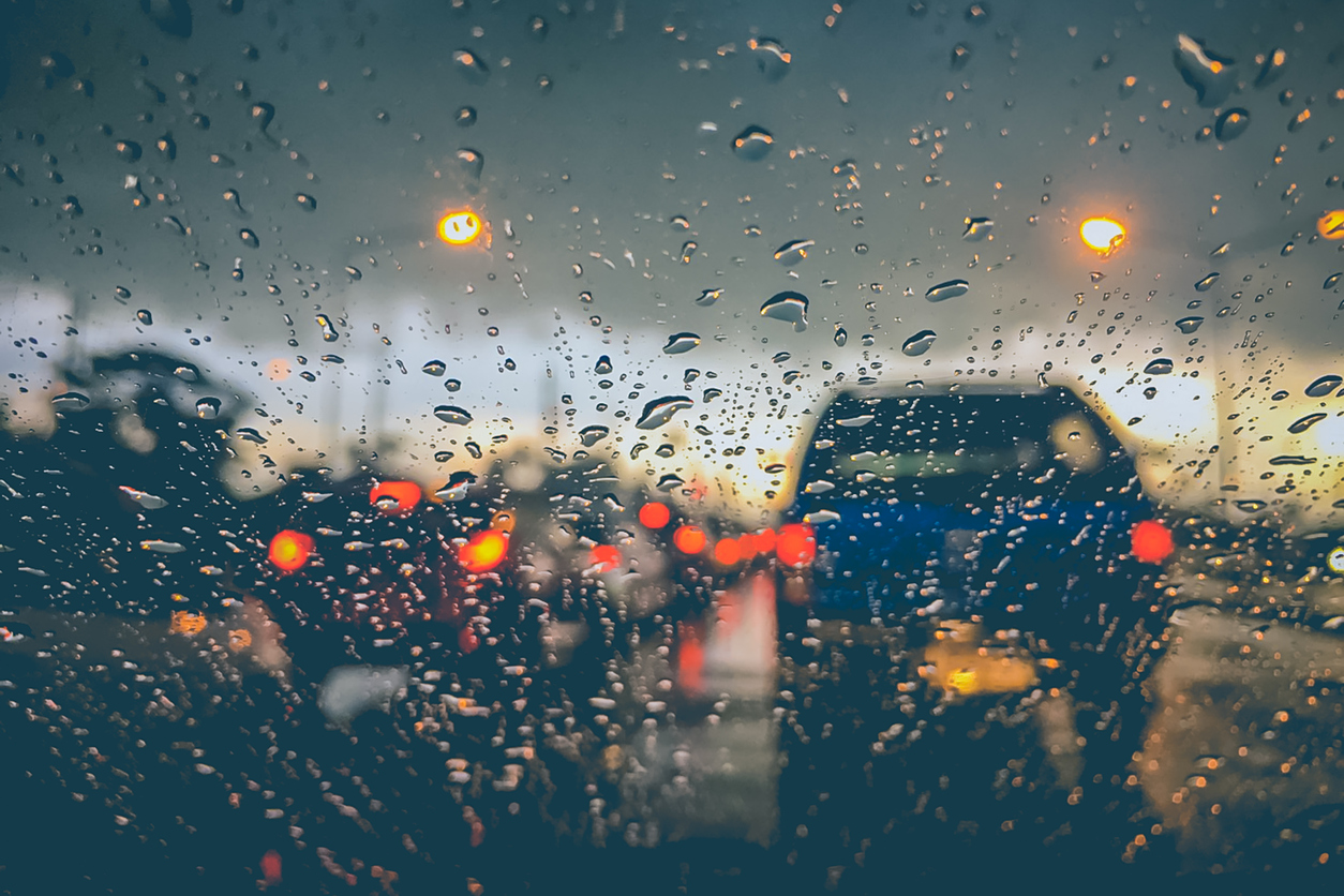 Conduire par temps de pluie sur autoroute