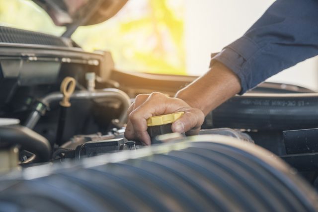 Vérification des liquides voiture