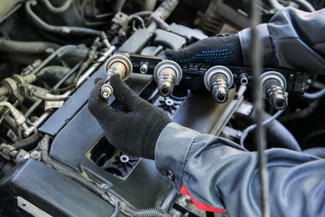 Mécanicien Automobile Remplacement Des Bougies De Préchauffage À