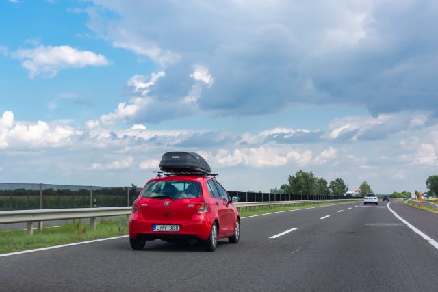 Coffre de toit sur la route des vacances 