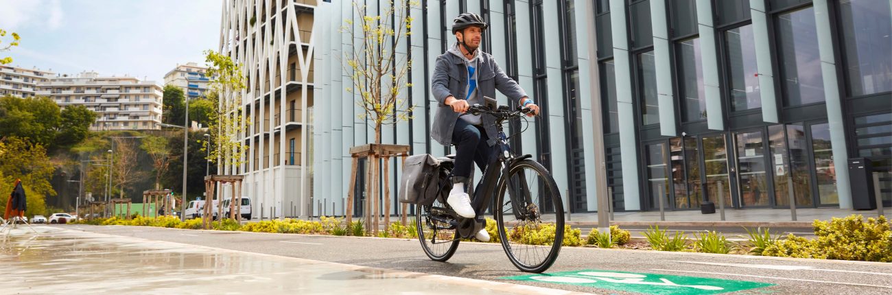 Homme se rendant au travail en vélo électrique