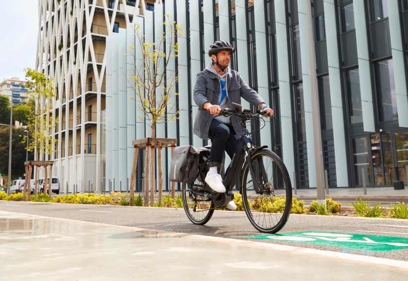 Homme se rendant au travail en vélo électrique