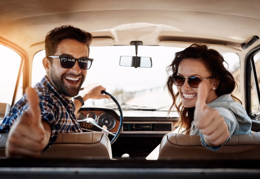 Couple heureux dans sa voiture pour partir en vacances