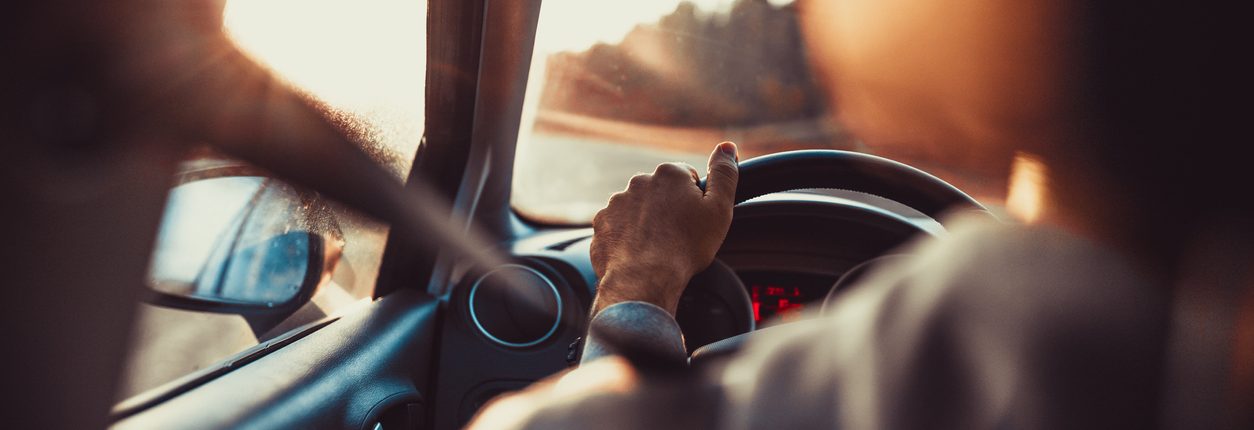 personne qui conduit une voiture