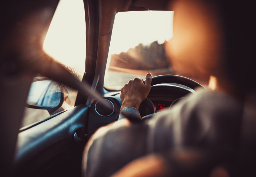 personne qui conduit une voiture