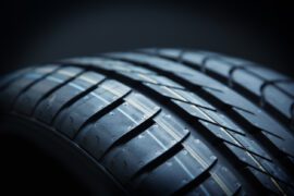 Pneu de voiture de performance moderne - photo en studio