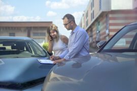 Un homme et une femme qui réalise un constat amiable