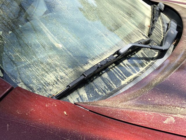 pollen sur une voiture rouge