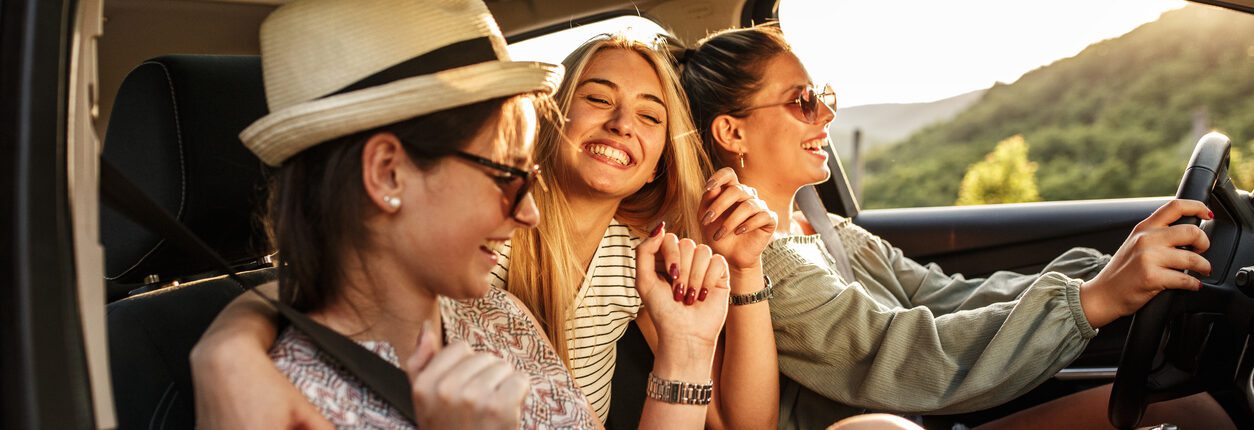 Trois meilleures amies voyagent ensemble. Elles conduisent une voiture et s’amusent. Une aventure d’été.