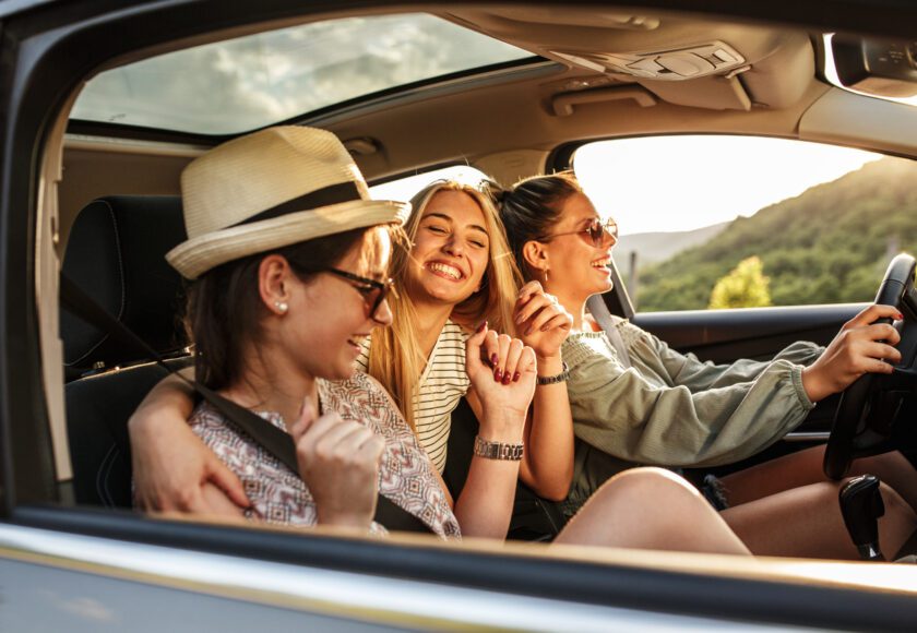 Trois meilleures amies voyagent ensemble. Elles conduisent une voiture et s’amusent. Une aventure d’été.