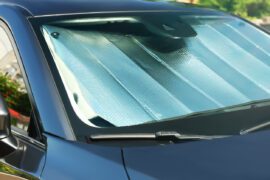 Pare-soleil sous le pare-brise à l’intérieur de la voiture, en gros plan. Protection contre la chaleur.