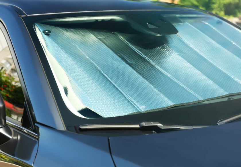 Pare-soleil sous le pare-brise à l’intérieur de la voiture, en gros plan. Protection contre la chaleur.