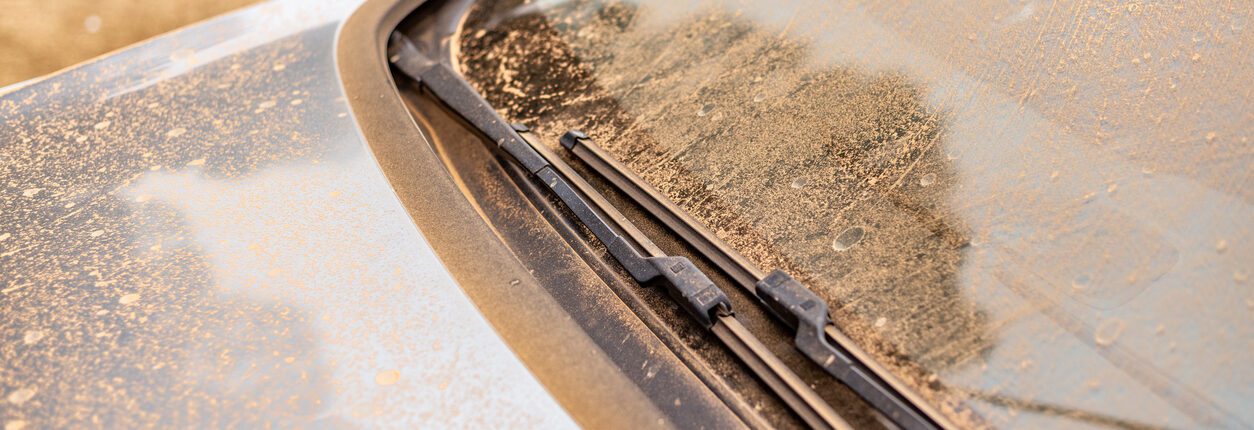 Voiture recouverte de sable