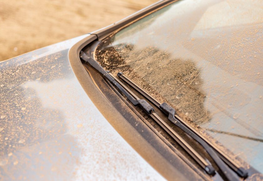 Voiture recouverte de sable