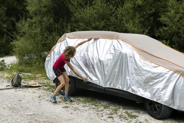 Installation d’une housse de protection anti-grêle sur votre voiture en été.









