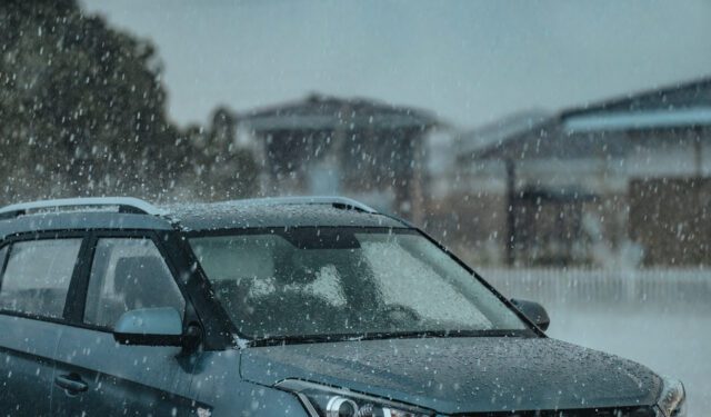 Forte pluie avec grêle en été sur un parking.









