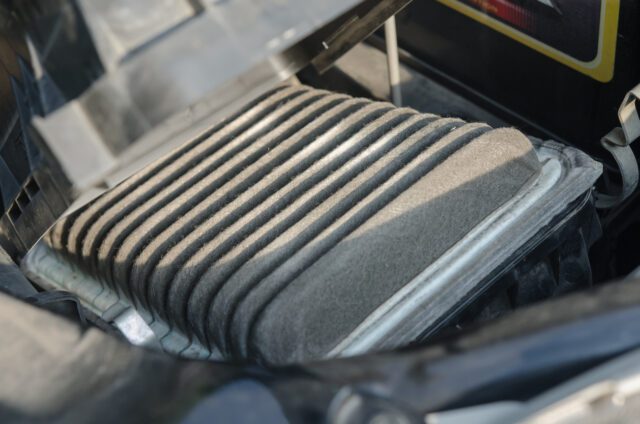 Filtre à air encrassé pour voiture