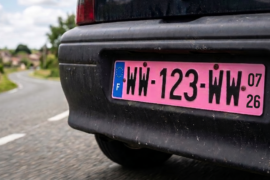 image d'une plaque rose posé sur une voiture à l'arrêt