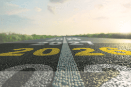 2026 inscrit sur une route pour illustrer les changements à venir pour les automobilistes
