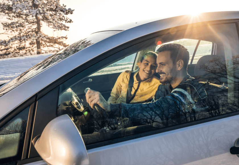 Un couple heureux de rouler dans leur voiture en ayant bénéficié d'un Bonus certainement. Le Malus aura été évité.