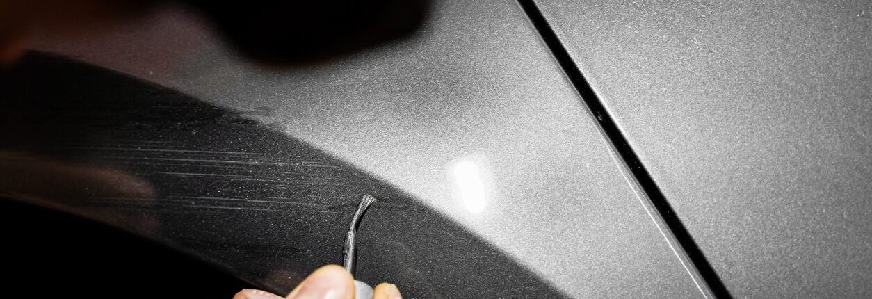 Stylo retouche peinture en utilisation pour effacer les rayures superficielles sur la carosserie