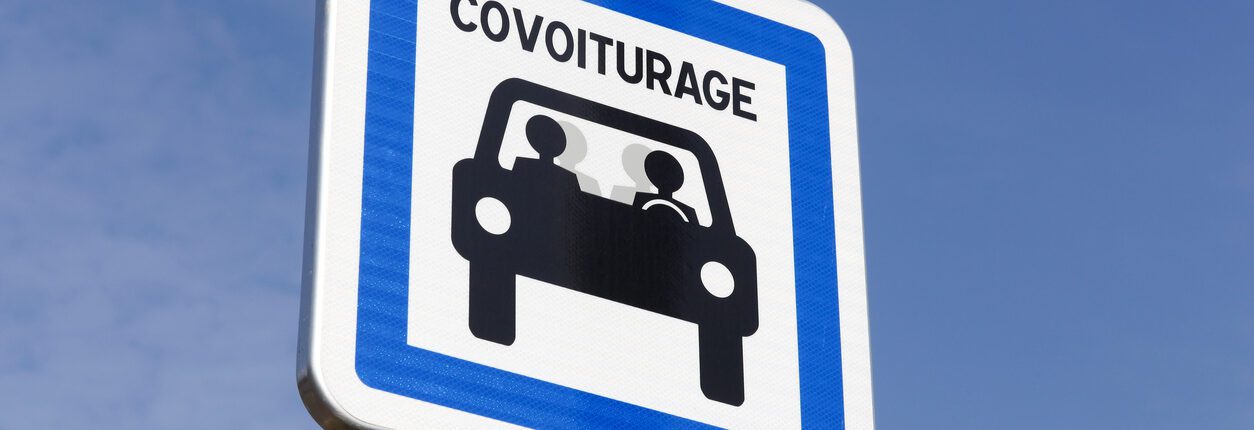 Panneau signifiant une voie de covoiturage ou un stationnement de covoiturage