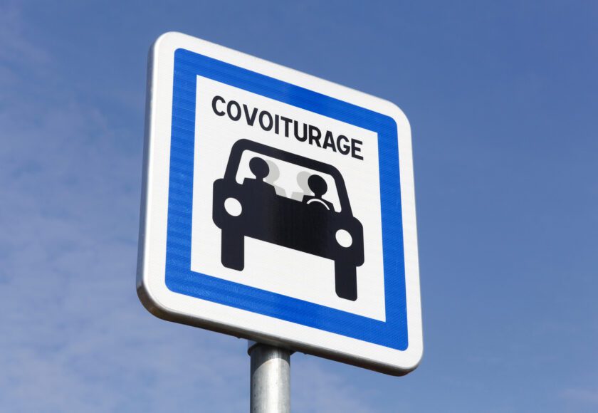 Panneau signifiant une voie de covoiturage ou un stationnement de covoiturage
