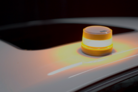 La lampe V16 en fonctionnement positionné sur le toit d'une voiture arrêtée sur le bas côté !