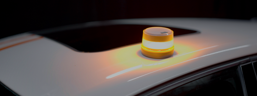 La lampe V16 en fonctionnement positionné sur le toit d'une voiture arrêtée sur le bas côté !