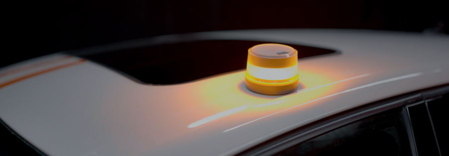 La lampe V16 en fonctionnement positionné sur le toit d'une voiture arrêtée sur le bas côté !