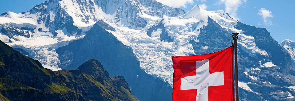 Drapeau de la Suisse avec une vue sur la chaîne des Alpes Suisses