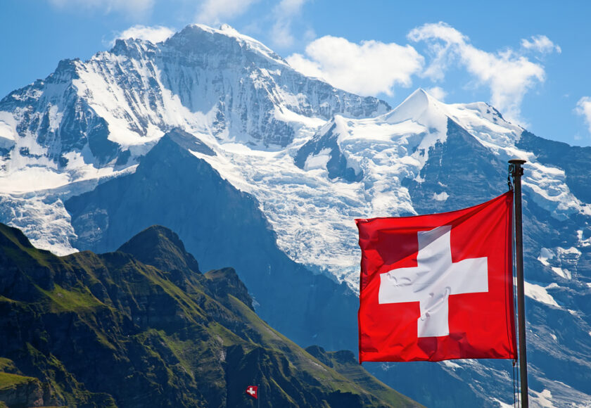 Drapeau de la Suisse avec une vue sur la chaîne des Alpes Suisses